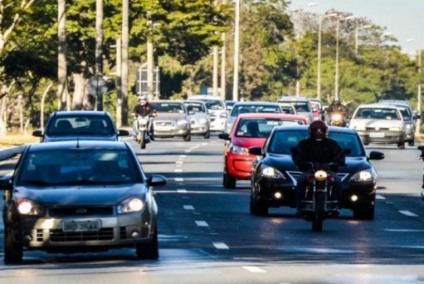 Motorista flagrado com as luzes apagadas será multado em R$ 85,13, por infração leve, e terá quatro pontos na carteira de habilitação 