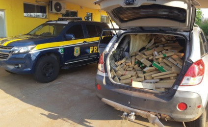 O preso, o veículo e a maconha foram encaminhados à Polícia Civil em Água Clara - Imagem cedida/PRF O preso, o veículo e a maconha foram encaminhados à Polícia Civil em Água Clara - Imagem cedida/PRF