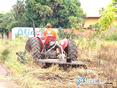 Na operação Cidade Limpa terrenos baldios são também roçados e limpos -