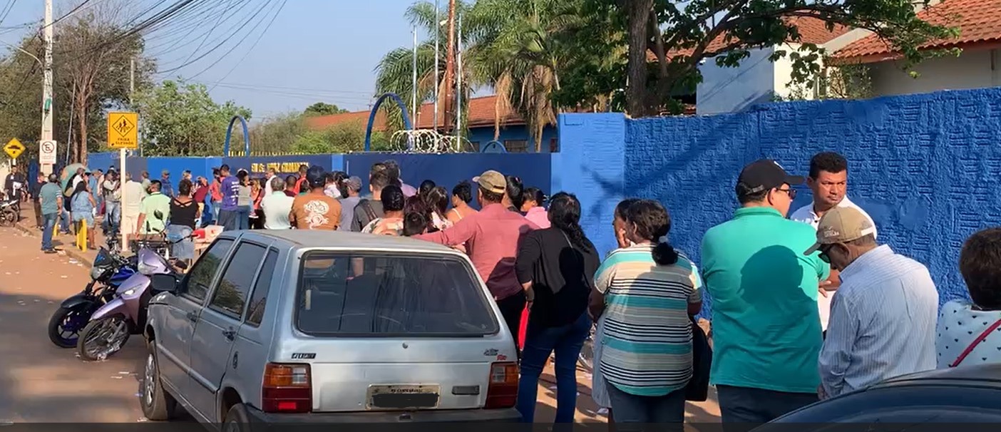 População formou fila durante a madrugada para exercer o direito de voto.