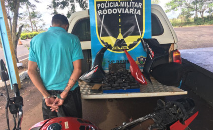 No veículo foi encontrado 25 tabletes que totalizavam 8,3kg de haxixe - Imagem cedida No veículo foi encontrado 25 tabletes que totalizavam 8,3kg de haxixe - Imagem cedida