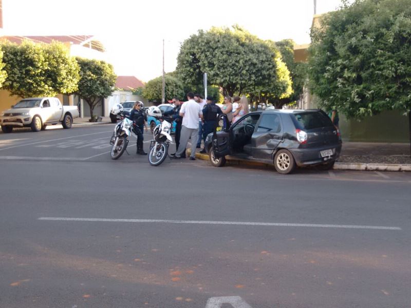 Carros colidiram no cruzamento da Rua Bruno Garcia com a João Silva - Claudio Junior