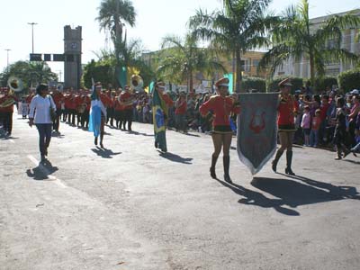 O desfile amanhã começa às 16h30 -