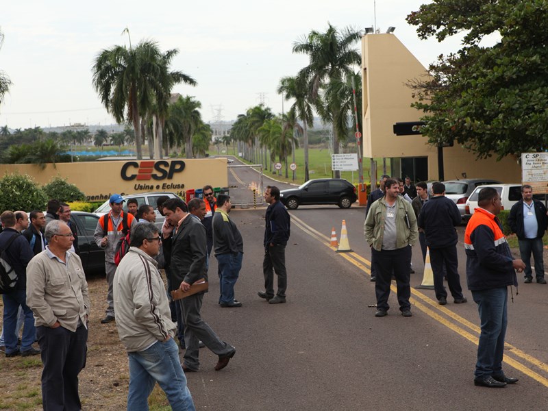 Funcionários realizaram paralisação e permaneceram na frente do escritório da Cesp - Elias Dias