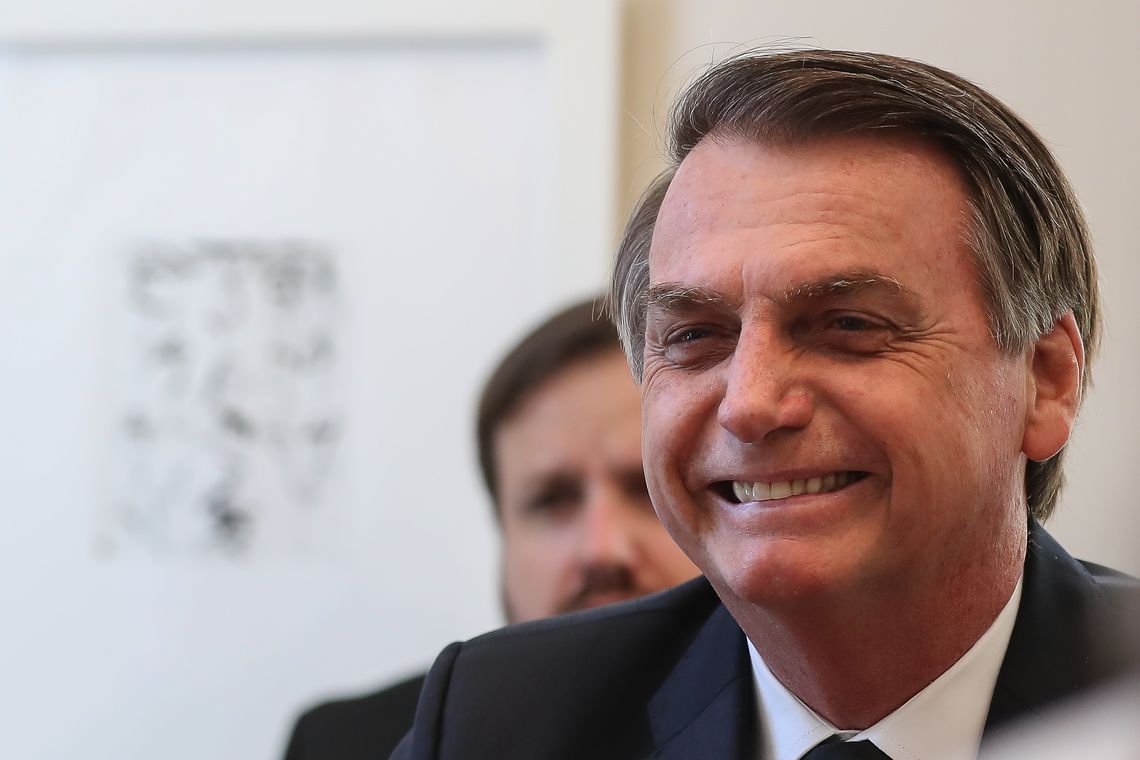 Bolsonaro foi questionado por jornalistas sobre seu projeto de lei que prevê mudanças em regras de trânsito, entre elas o fim da exigência do exame toxicológico para caminhoneiros e motoristas de ônibus. - Marcos Corrêa/PR