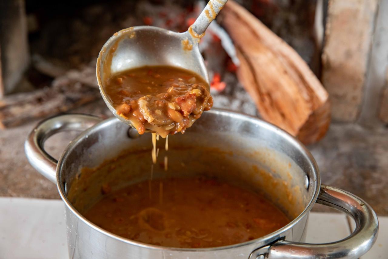 Geralmente feito com o feijão carioquinha, é um acompanhamento tradicional do arroz carreteiro ou do macarrão de comitiva - Foto: Arquivo Paulo Machado