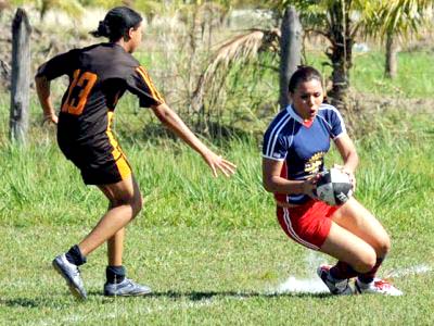 Treinos da equipe três-lagoense feminina de rugby acontecem aos domingos -