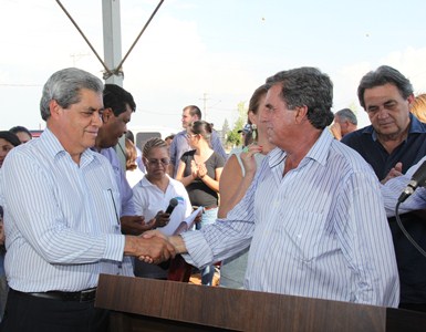 André Puccinelli e prefeito Robinho Samara durante inauguração do asfalto dos bairros Jardim Aeroporto I e II -