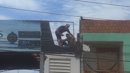 O homem ficou a espera dos bombeiros para ser retirado do local com segurança - Ouvinte CBN Campo Grande