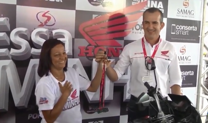 Michele da Silva ganhou uma moto em 2017, entregue pelo gerente da Honda Mototrês, Clodoaldo Araújo - Arquivo/JPNews