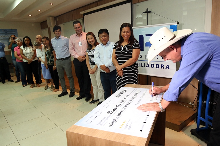 Entrega do cheque simbólico foi feita na sexta-feira - Divulgação