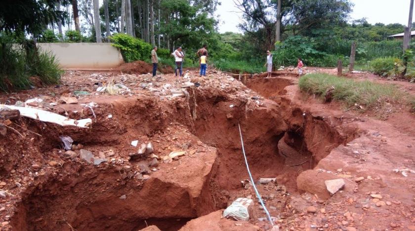 Moradores observam buraco aberto por chuvas em trecho da rua Nilton Pimenta de Melo - Lucas dos Anjos/JPNEWS