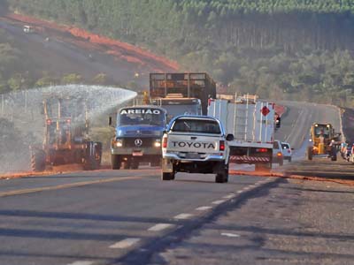 Criação de faixas garantem mais segurança aos condutores - Criação de faixas garantem mais segurança aos condutores -
