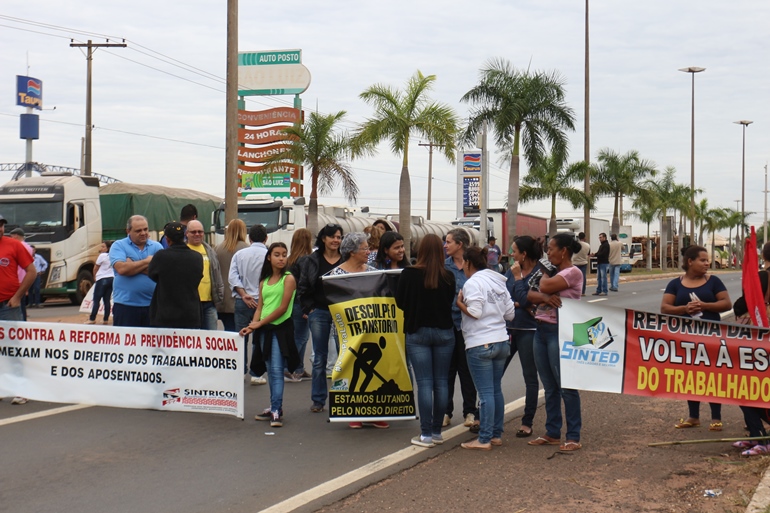 Manifestação é realizada em trecho da BR-262, na saída de Três Lagoas para São Paulo - Hugo Leal/ JPNEWS