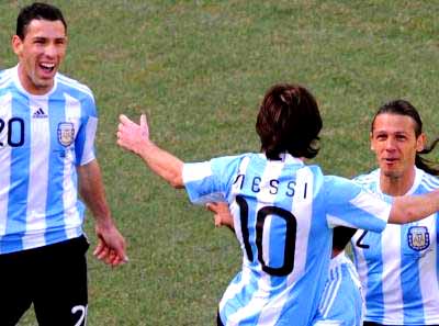 Messi (10) comemora com companheiros um dos gols da goleada - Messi (10) comemora com companheiros um dos gols da goleada -