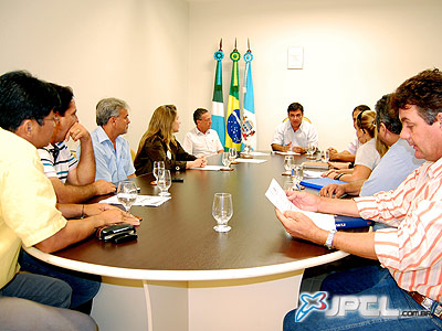 A reunião entre empresários e vereadores aconteceu na manhã de ontem (28), no gabinete da presidência da Câmara -