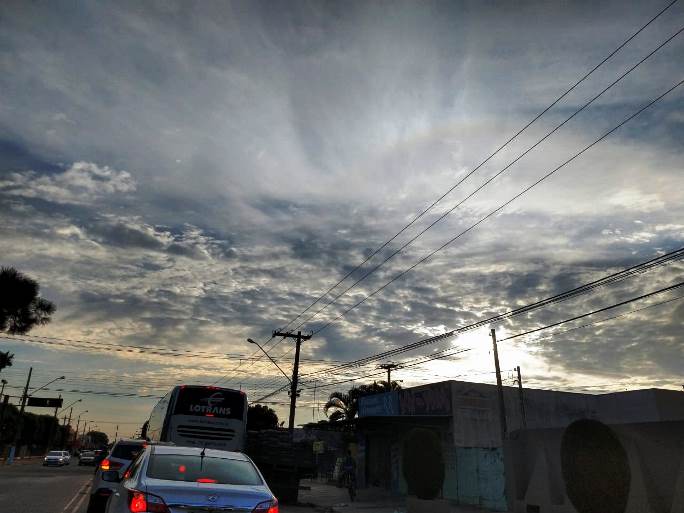 Dia amanhece com céu aberto e ensolarado, mas temperaturas não devem passar dos 26ºC - Arquivo/JPNEWS