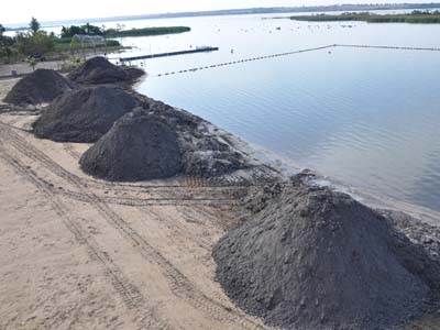Grande quantidade de areia com algas foi retirada do local -