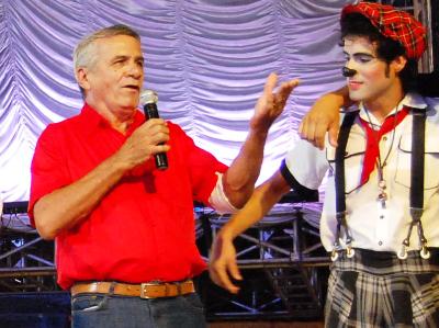 Na esquerda, o circense Paulo Sanches -