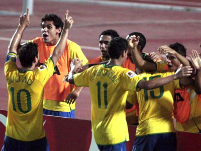 Meninos da Seleção Brasileira Sub-20 celebram o gol que levou a equipe à final do Mundial -