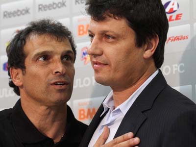 Milton Cruz (esq.) assume a vaga deixada por Adílson Batista, demitido no domingo - Milton Cruz (esq.) assume a vaga deixada por Adílson Batista, demitido no domingo -