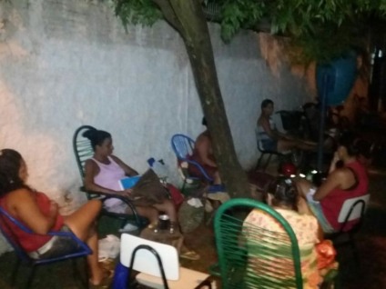 Pais passaram a noite desta segunda-feira, 11, em frente a uma escola no bairro Jardim Alvorada - Claudio Junior/TVC