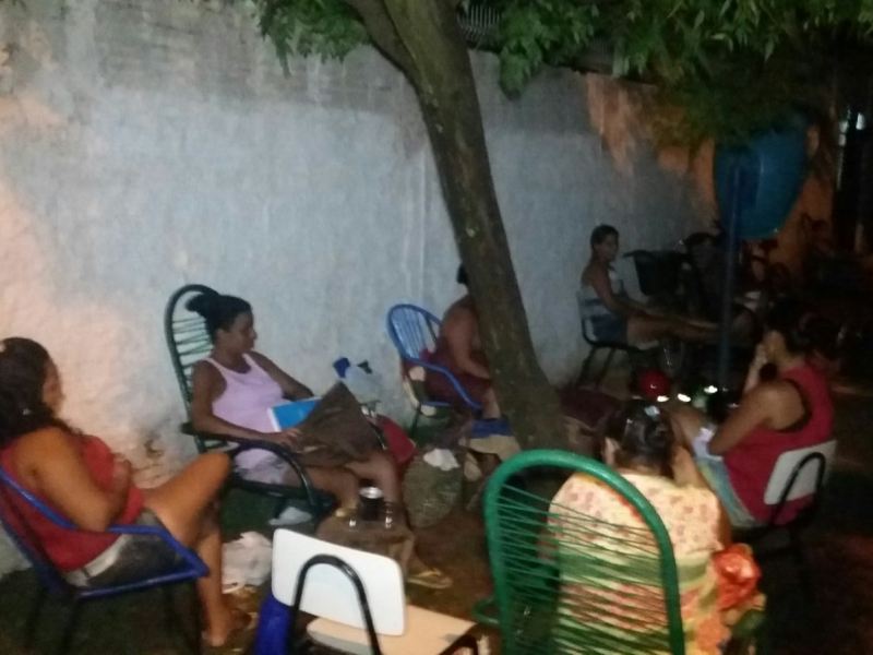 Pais passaram a noite desta segunda-feira, 11, em frente a uma escola no bairro Jardim Alvorada - Claudio Junior/TVC