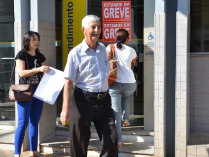 Clientes passam por sindicalistas em portas de banco fechado pela greve em Três Lagoas, na manhã de ontem - Claudio Pereira/JP