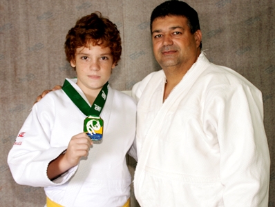 Rafael, com a medalha conquistada em Brasília, e o técnico Ovídio -
