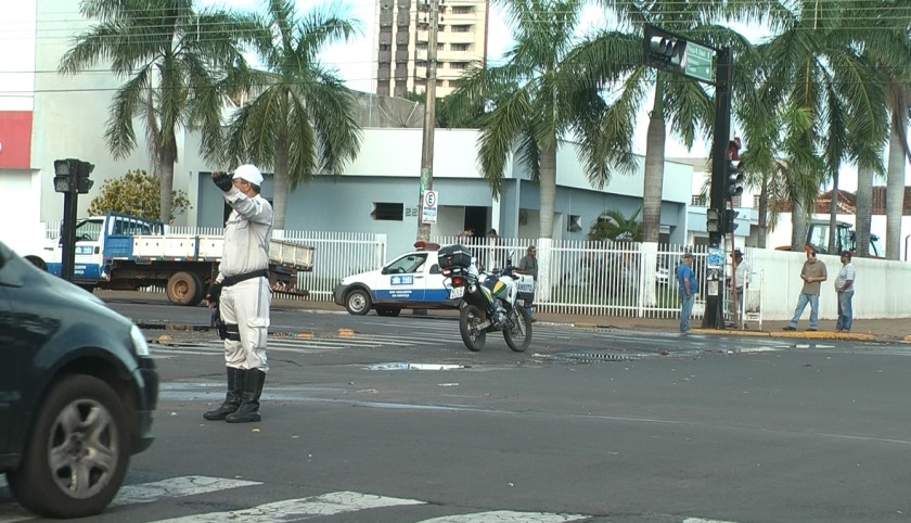 Equipes do setor de trânsito estão pela área central reparando os problemas nos semáforos - Hugo Leal/ JPNEWS