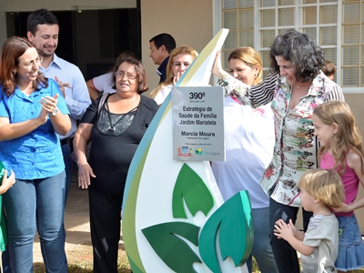 Prefeita Márcia Moura e secretária Elaine Brilhante descerram placa de inauguração -