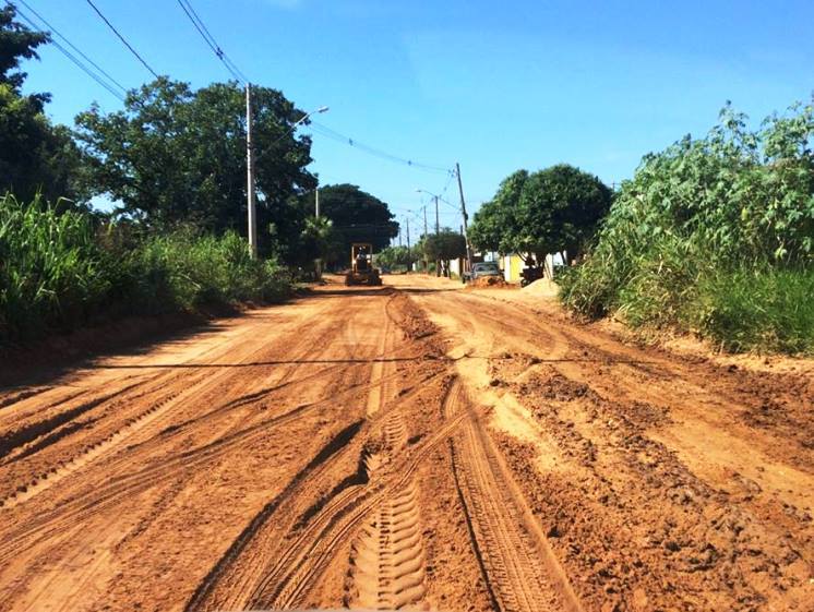 Após inúmeras manifestações dos estudantes e cobrança dos vereadores, prefeitura executa patrolamento da rua de acesso ao IFMS - Otávio Neto/JPNEWS