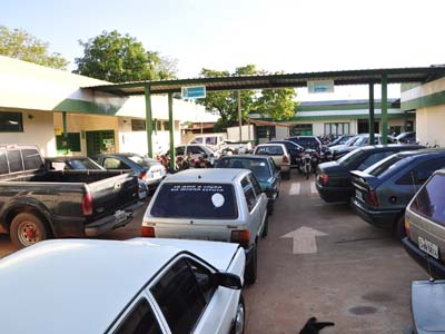 Espaço onde deveria ser utilizado para emplacamento está lotado de carros -