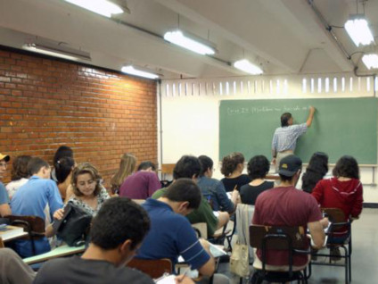 A distorção entre a idade e a série vem diminuindo gradualmente desde 2007 - Arquivo/Agência Brasil