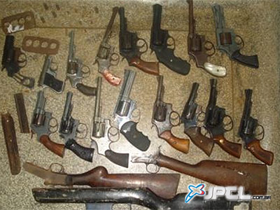 Do total de armas apreendidas, 11 seriam provenientes do furto ocorrido no Fórum de Inocência -