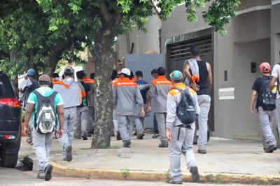 Trabalhadores a caminho da sede do sindicato -