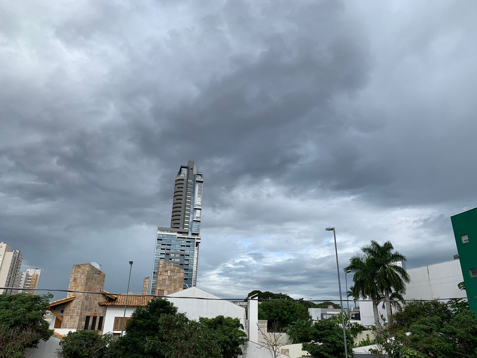 Segunda-feira deve ser de muitas nuvens e chuvas isoladas - Foto: Duda Schindler/CBN CG