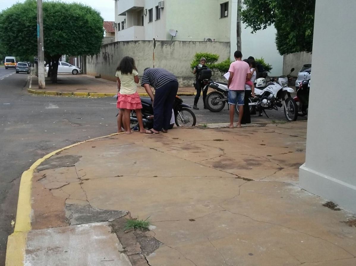 Condutora da moto teve várias escoriações pelo corpo - Claudio Junior Condutora da moto teve várias escoriações pelo corpo - Claudio Junior