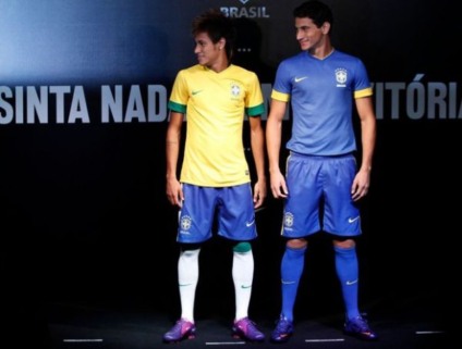 Neymar e Ganso com as camisas que serão usadas pelo Brasil nas Olimpíadas -