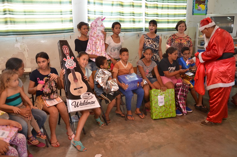 Crianças receberam presentes e doces durante visita do Papai Noel à escola do bairro Vila Piloto - Claudio Pereira