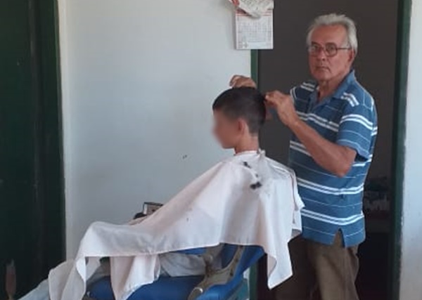 Idelfonso na barbearia - Foto: Arquivos da familia