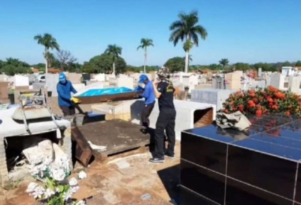 Após os exames e coleta de material, o corpo de Helena Chagas foi devolvido ao túmulo em Pereira Barreto - Imagem cedida/PC