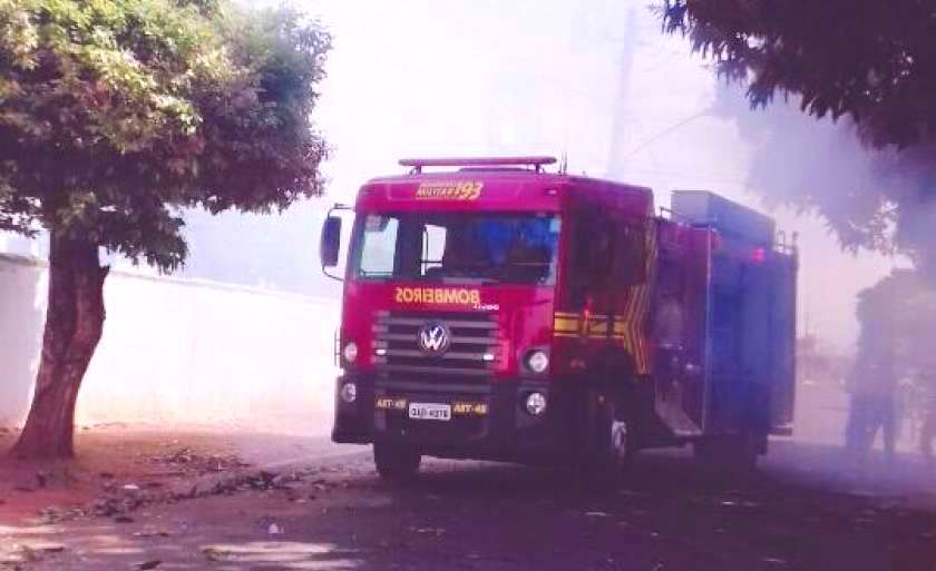 Na foto, Corpo de Bombeiros controla incêndio em casa abandonada. Equipe também é treinada para situações causadas por ataques - Arquivo / JPNEWS