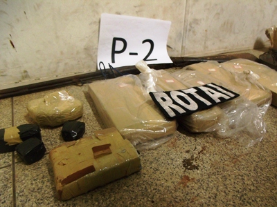 Maconha, cocaína e uma espingarda foram apreendidas -