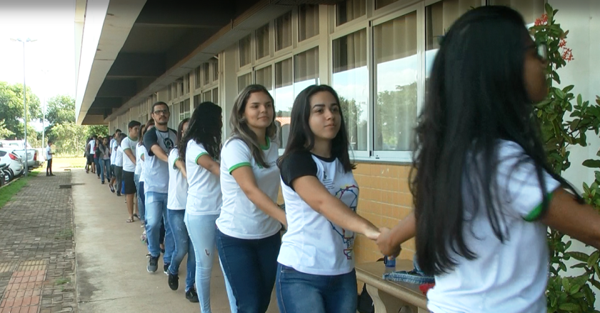 Abraço simbólico no prédio do campus foi feito na manhã desta segunda-feira - Reprodução TVC