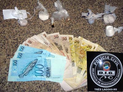 Dinheiro e droga apreendidos com o suspeito de tráfico -