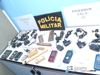 Militares apreenderam celulares, carregadores, drogas e armas artesanais -