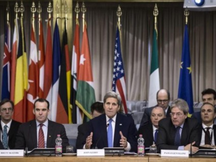O secretário de Estado Norte Americano, John Kerry (ao centro) e o ministro das Relações Exteriores italiano, Paolo Gentiloni (à direita), durante reunião em Roma com os países da coligação contra o Estado Islâmico - Angelo Carconi/Ansa/Agência Lusa