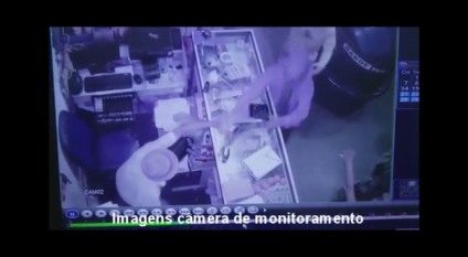 Ladrão aponta arma para empresário e exige dinheiro do caixa, antes de fugir - Reprodução