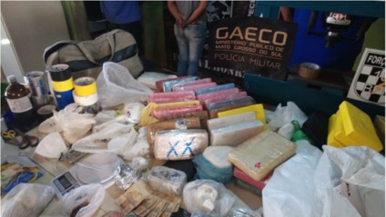 Na residência de um dos integrantes, foi montado um laboratório onde a droga era misturada a outros componentes químicos